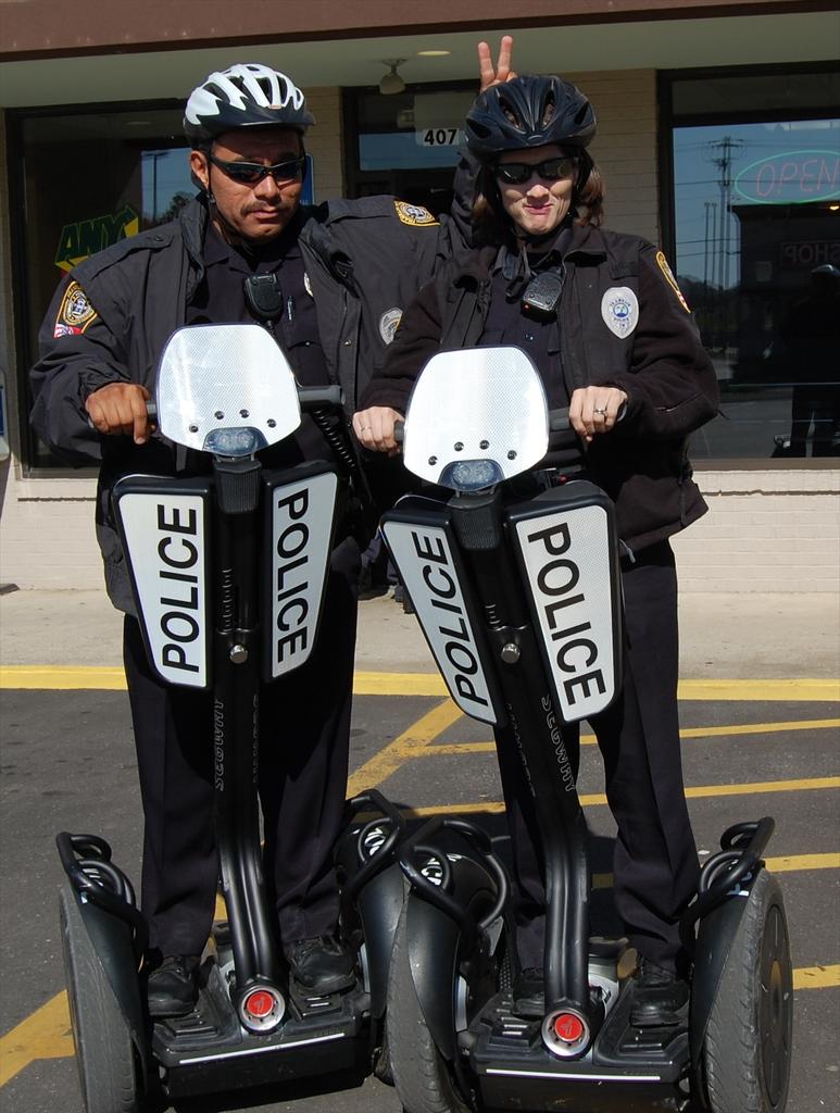 FranklinTNPD's tweet photo. So...we're not the only ones who enjoy @DwtnFranklinTN on a @SegwayInc. Met this nice lady visiting today from IL. http://t.co/rbSsUO55nc