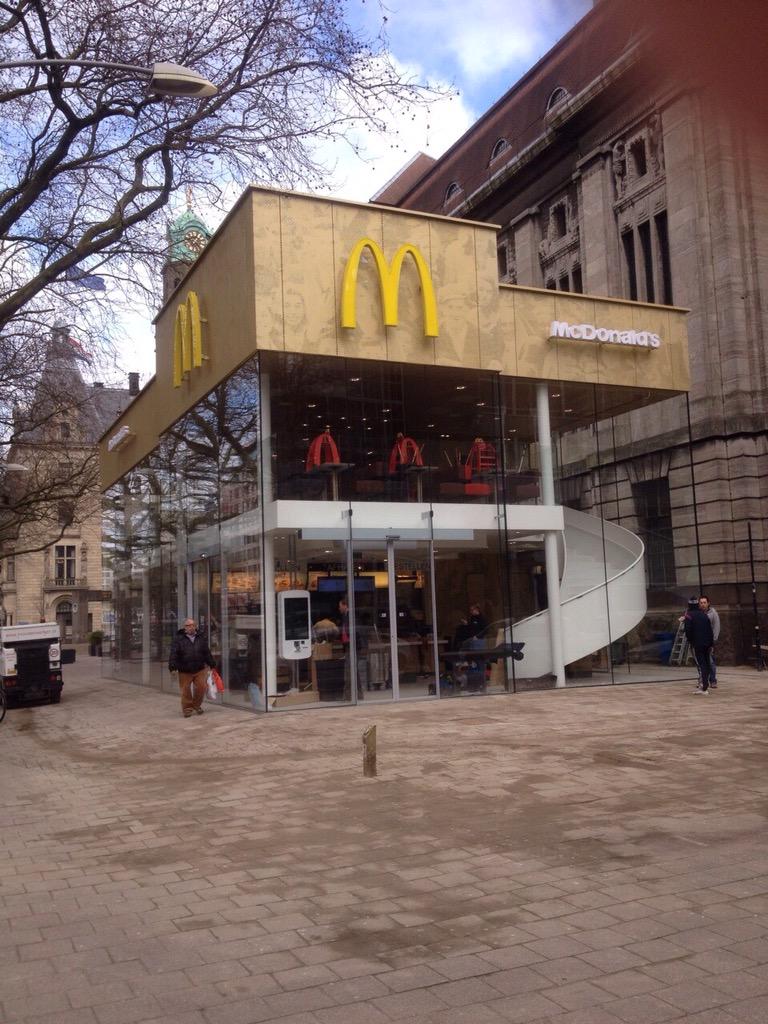 de_krom's tweet photo. In 3 dagen tijd hebben we 500m2 tegels #herstraat voor @BVRGroep in opdracht van @McDcoolsingel44 #coolsingel http://t.co/X0iRAxc5Og