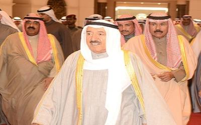 ALHAKEA's tweet photo. الأمير يتوجّه إلى مصر لترؤس وفد الكويت بمؤتمر القمة العربية
http://t.co/ZZ6nUhT36i
via @ALHAKEA http://t.co/P0WtLiH282