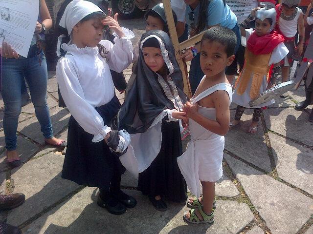 DeliaMagalyMeza's tweet photo. Dramatización Vía cruces @apoyoeduGBTDE @gallocantaclaro CEIE La Cordereña@VielmaEsTachira @DireducacionGBT reflexión http://t.co/vFUQ1IYLgt