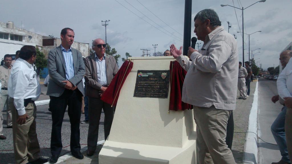 GobSalamanca's tweet photo. Inauguración de la nomenclatura de la calle Ramón López Díaz. @JustinoArriaga http://t.co/vaq6MTDCPF