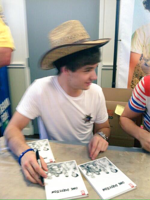 1Dupdategirls's tweet image. “@Real_Liam_Payne: When I grow up I wanna be a cowboy 🌵🐴🎩🔫💰” but I though you were one already!! 😕 #KCA #Vote1DUK