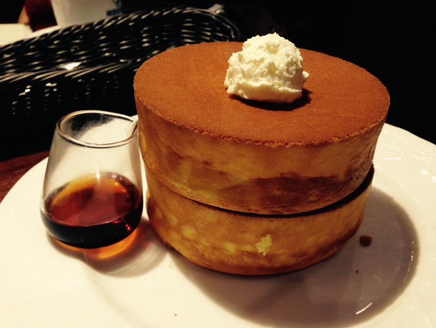 iyashinosuke's tweet photo. 星乃パンケーキ初めて食べた。スフレチーズ��ーキみたい。 http://t.co/8jPQq4DYP7