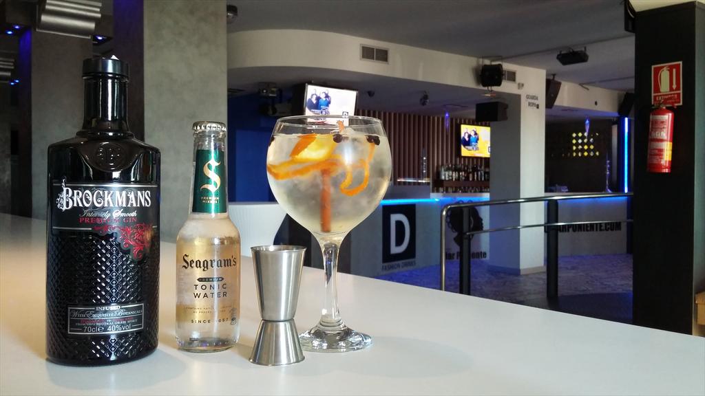 xistorrin's tweet photo. Con este calorcito nada mejor que un gintonic en @danubiopub 
Brockmans,Citadelle,Bulldog,Hendrick's
🍸🌞
#veranito http://t.co/igf6B6DB5A