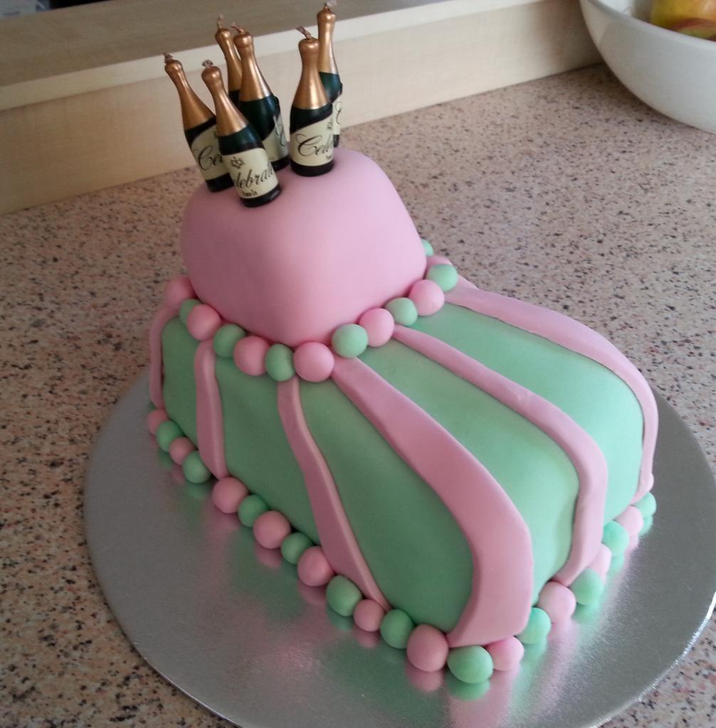 nhighamjames's tweet photo. Todays bake for the Hen Doo tonight! #jamandcreamsponge #weddingcolours #hendoo @CakeandBakeShow http://t.co/FA7pyZSzaL