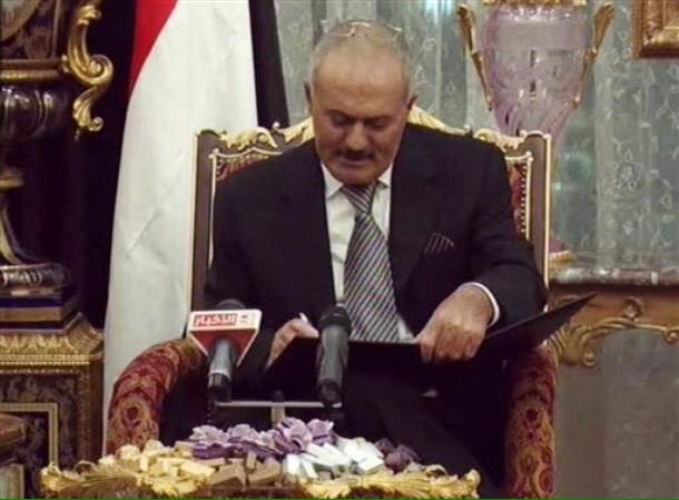 AlsaramiNasser's tweet photo. #رفع_حصانة_الخائن_صالح  ومحاكمته على جرائمة، خان الامة والجوار والعروبة ،والشعب اليمني والاتفاق الخليجي ونقض الميثاق. http://t.co/xA6ue2PVOp