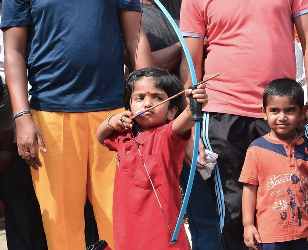 BuzzFeed's tweet image. This 2-year-old Indian girl has just set a new national record in archery bzfd.it/1BPX2NQ
