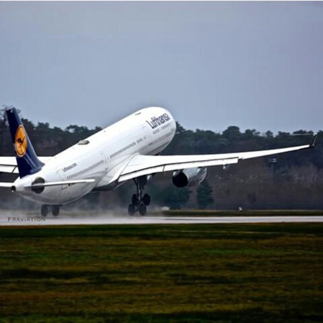 #MEGAPLANE by @insta_aeromatters .
Repost @fraviation..
👤 Credits @fraviation..
The Lufthansa Airbus a330..
Rainy t…