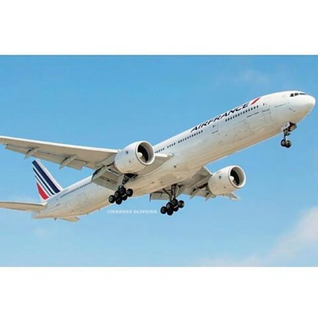#MEGAPLANE by @insta_aeromatters .
Repost @airbusboeingaviation..
👤 Credits @oliveira__marcos..
The Air France Boei…
