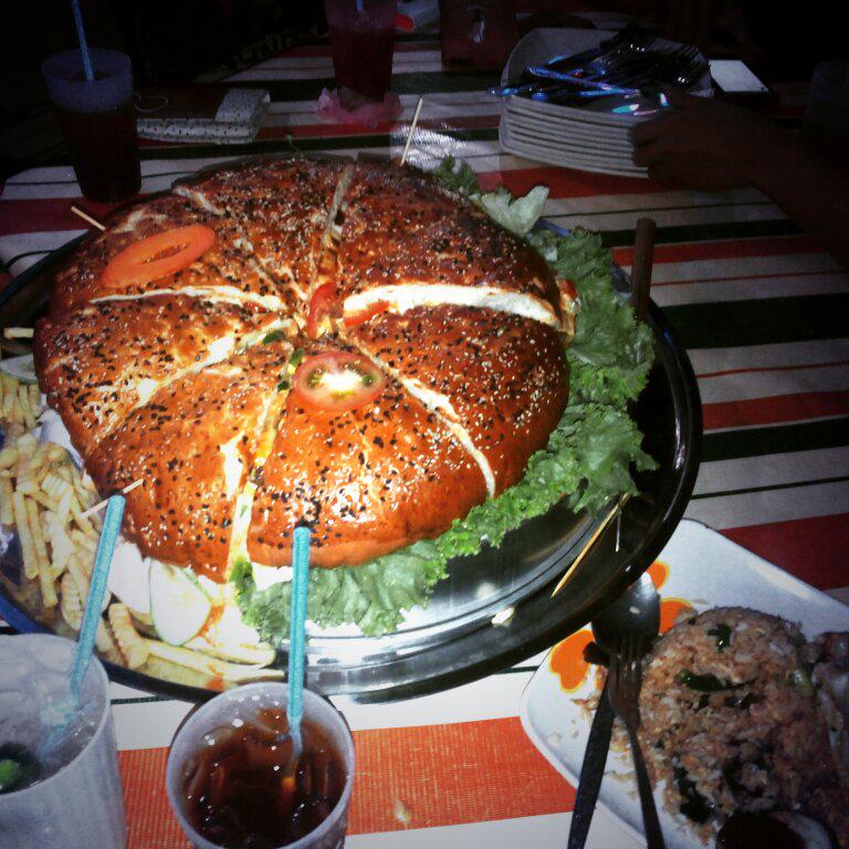 fikrinadzir93's tweet photo. Kita hanya merancang, Allah yg menentukan... Hehehe #begedikvvipbangpon #bintong #thekingofburgers #Alhamdulillah http://t.co/lXbQjiamnz