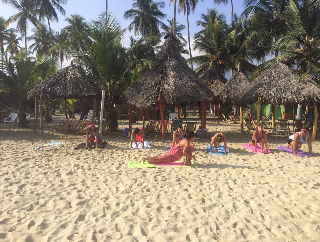 bahiapatanemo's tweet photo. Si conseguimos más de 6 personas se puede dar una 2ª clase de #YogaEnLaPlaya a las 10 AM http://t.co/lrptGSmn3V