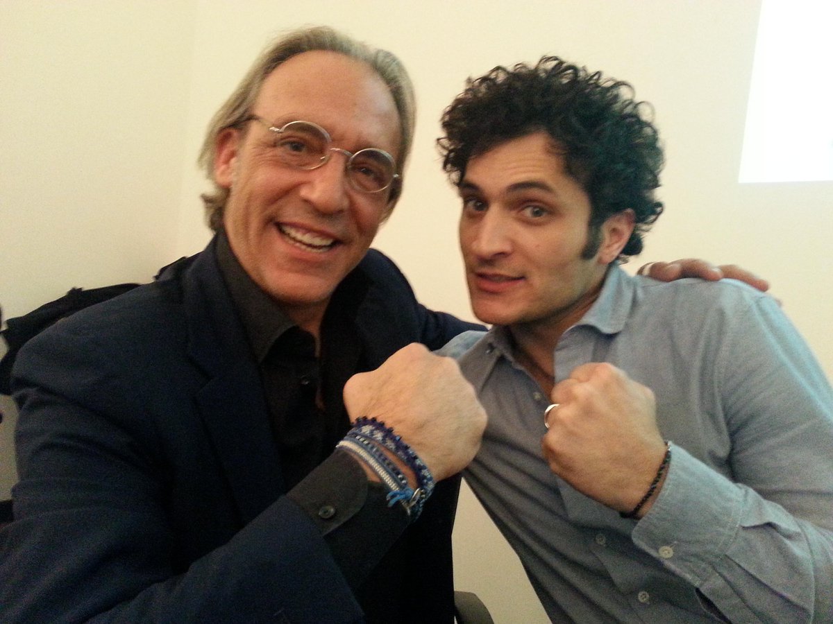 LeTreRosediEva's tweet photo. Grazie per essere stati con noi. :) Un saluto e buonanotte a tutti da @LucaWard e @AleTersigniOF #letrerosedieva3 http://t.co/q5kLxlWT1X