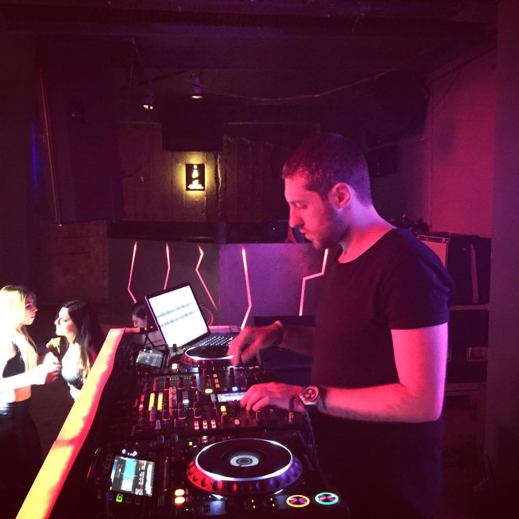OTPevents's tweet photo. #MagicBreak öncesi bir @sercanyanbay iyi gider. #fsRoxy #TONIGHTsessions http://t.co/RIcVRYprIa