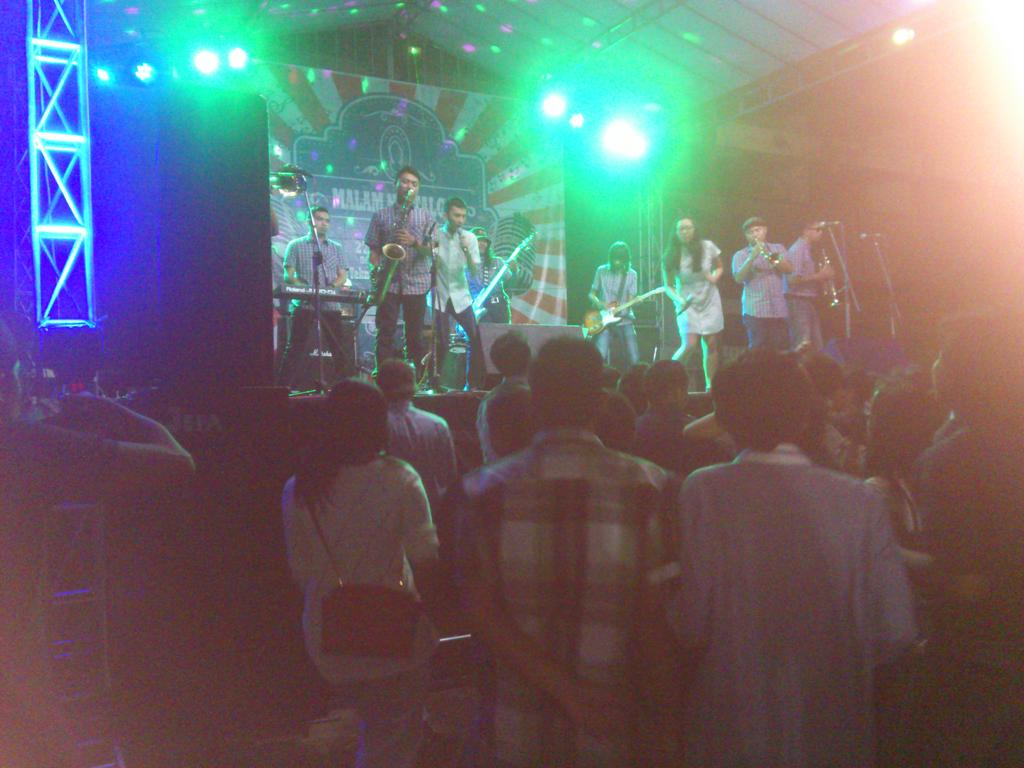 Sabrincess_star's tweet photo. @skatonesarmy on stage at FTE http://t.co/PYhVjftHZW
