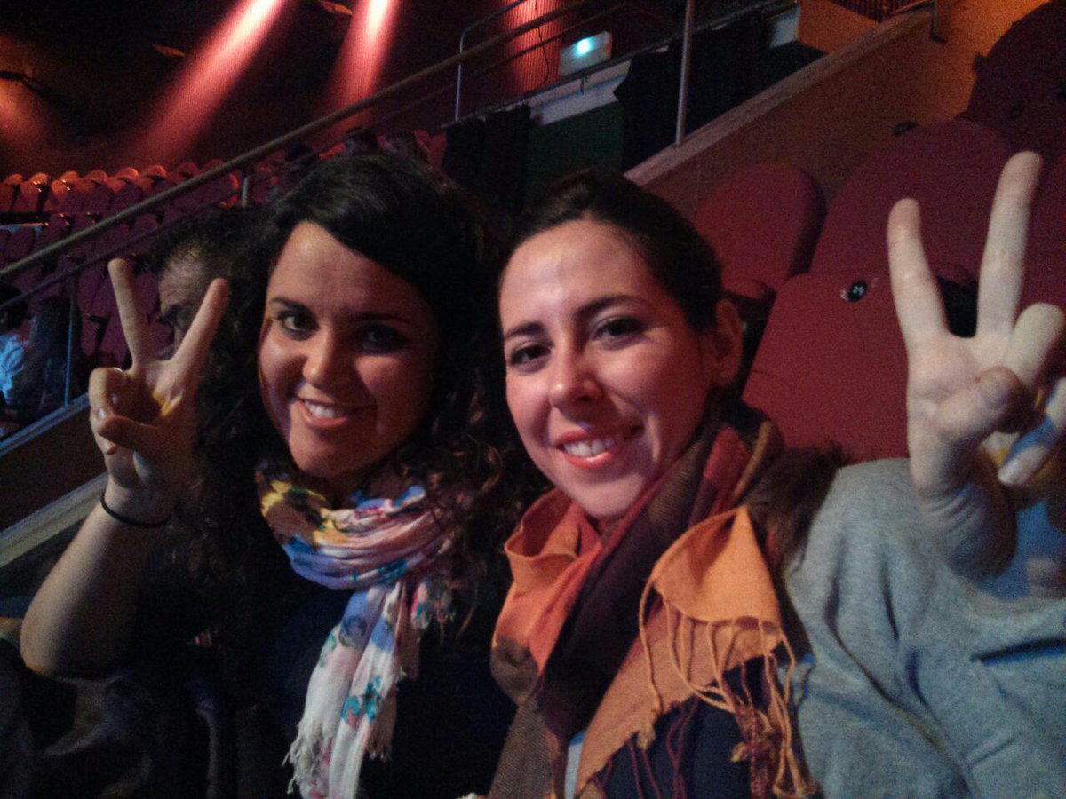 AuxiBP's tweet photo. Gaditanas en acción, listas para disfrutar de la magia. @circoprice http://t.co/AHksF6z6nR