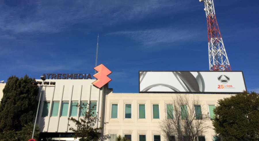 antena3com's tweet photo. Mañana #AtresmediaTV se une a #LaHoraDelPlaneta apagando la fachada
http://t.co/qUofXEmn7X vía @hazteeco http://t.co/MHv5EdixZc