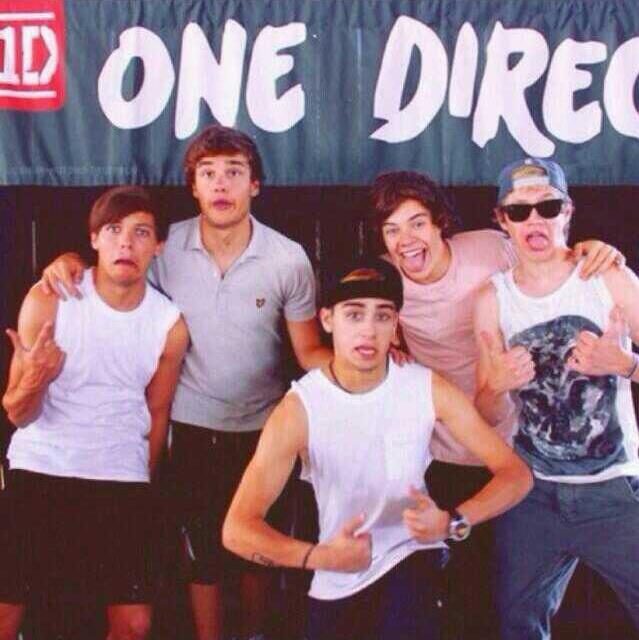 delululinaxo's tweet image. fuck a fake friend where your real friends at?