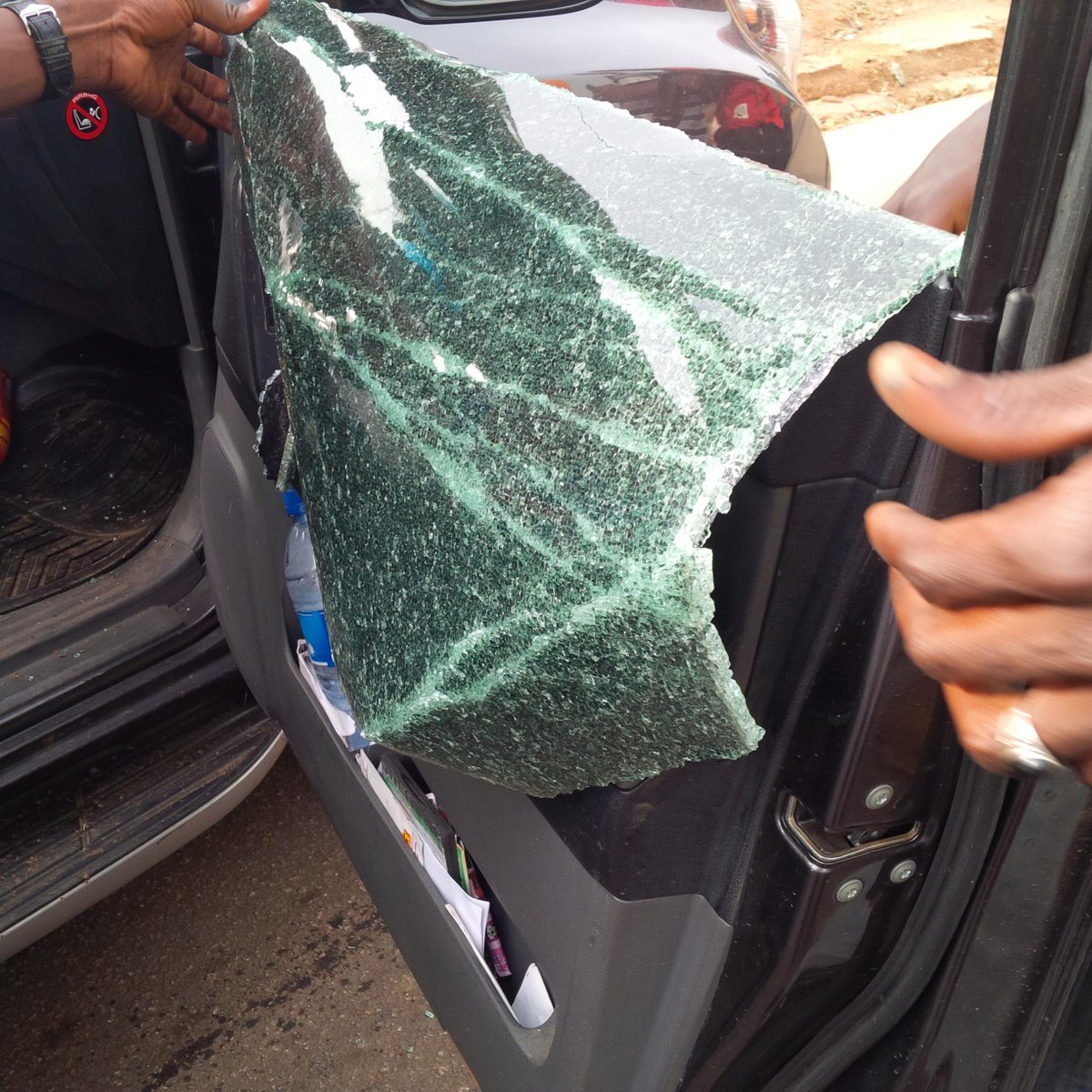 Ayourphem's tweet photo. #SSA2015 Campaign train attacked by supporters of Sam Aro in OdoEre. Is this democracy? MayGodHelpUs @SenSmartAdeyemi http://t.co/n1JEFoJGLb