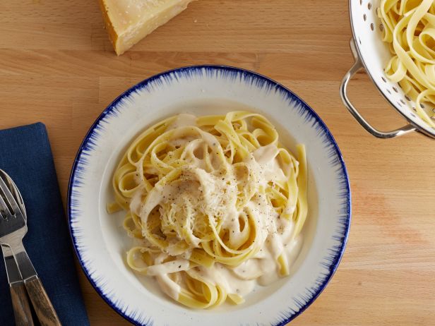 FoodNetwork's tweet photo. .@ThePioneerWoman's Alfredo Sauce takes only 15 minutes to make! Think of the pastabilities: http://t.co/9cURe2DVpO. http://t.co/Zdu2iqjNuc