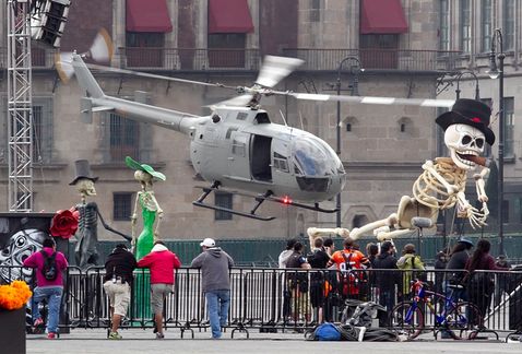 Milenio's tweet image. #LasMásLeídas: Agente 007 entra en acción en el Zócalo mile.io/1BQxYWI (vía @Mileniohey)