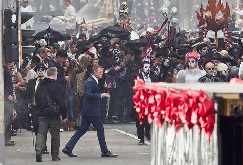 Milenio's tweet image. #LasMásLeídas: Agente 007 entra en acción en el Zócalo mile.io/1BQxYWI (vía @Mileniohey)