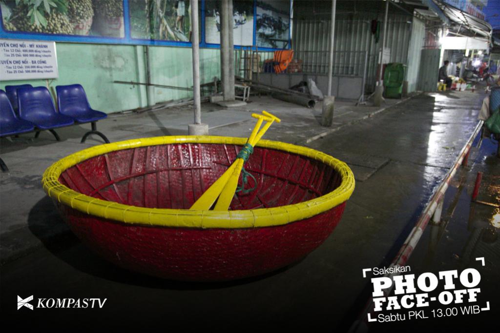 Apa yg akan dilakukan Justin, fotografer pro dan Phuong, fotografer Vietnam dgn alat ini? #PhotoFaceOff pkl 13.00 WIB