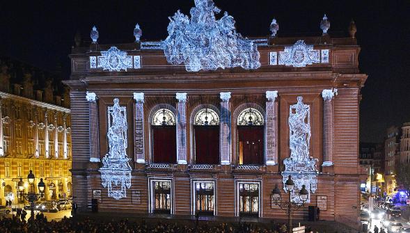VDNLille's tweet photo. #Lille : des milliers de personnes pour le mapping, coup d’envoi de la @feteanimlille http://t.co/iVuCG9up5m http://t.co/fXipTJZCiA