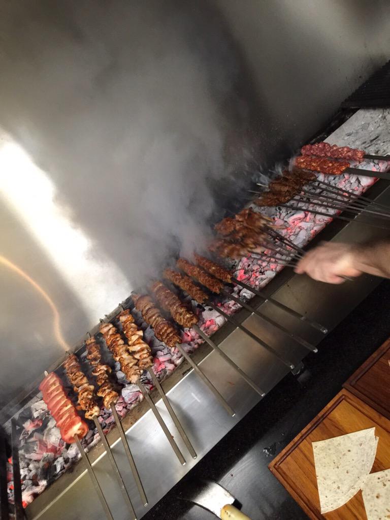 Bugün öğlen Amsterdam Ali Ocakbaşı'dan Milli Takıma özel hazırlanan servis.-