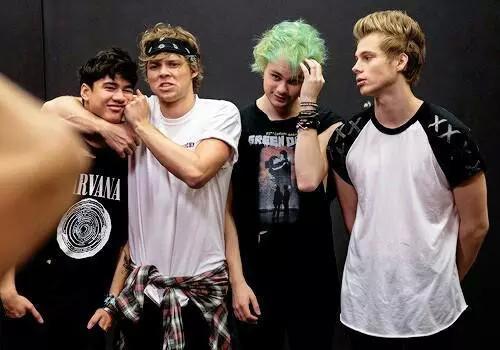 seudiangelo's tweet photo. ashton es la típica vieja que te abraza a la fuerza y te aprieta los cachetes #vote5sos #kca http://t.co/rDGaGh0txu
