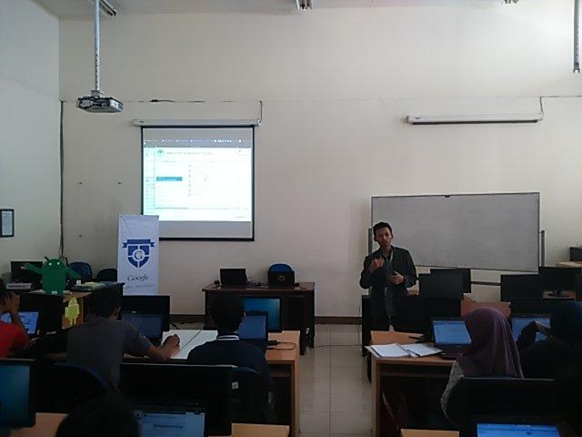 Materi awal dari mentoring kece kita kak haris. Para aplikan sangat antusias menyimak ka haris menyampaikan materi.