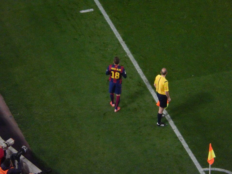 GabyCakes's tweet photo. Alba during El Clasico! #AnimsAlba ! http://t.co/ng1FQzjGz7