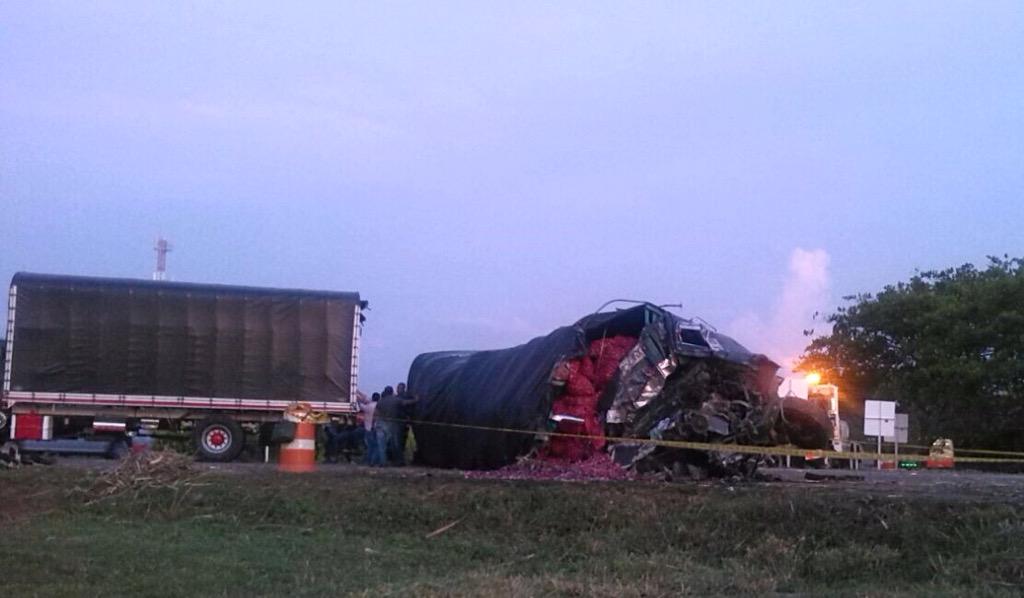 radiosupercali's tweet photo. Grave accidente de tránsito hace pocos minutos en la via Rozo - Paso de la Torre. Bomberos Rozo atienden al conductor http://t.co/9mjZ192krq