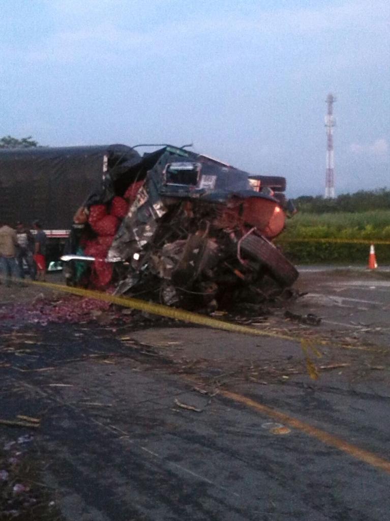 manchaamarilla's tweet photo. Accidente en via Rozo-Paso de la Torre Camion y Tren Cañero Conductor atendido por Bomberos de rozo ya hay Policia. http://t.co/FbXKi4uZT3