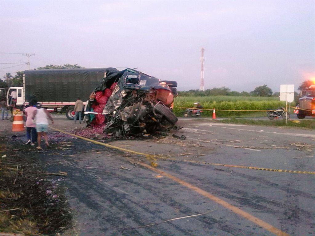 manchaamarilla's tweet photo. Accidente en via Rozo-Paso de la Torre Camion y Tren Cañero Conductor atendido por Bomberos de rozo ya hay Policia. http://t.co/FbXKi4uZT3