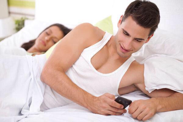 SorryNottSorrry's tweet photo. WTF I found a site that can read your BFs/GFs texts! Just CAUGHT mine CHEATING on here
➡️ http://t.co/nvHEO8w40f http://t.co/XjjYsDUo88