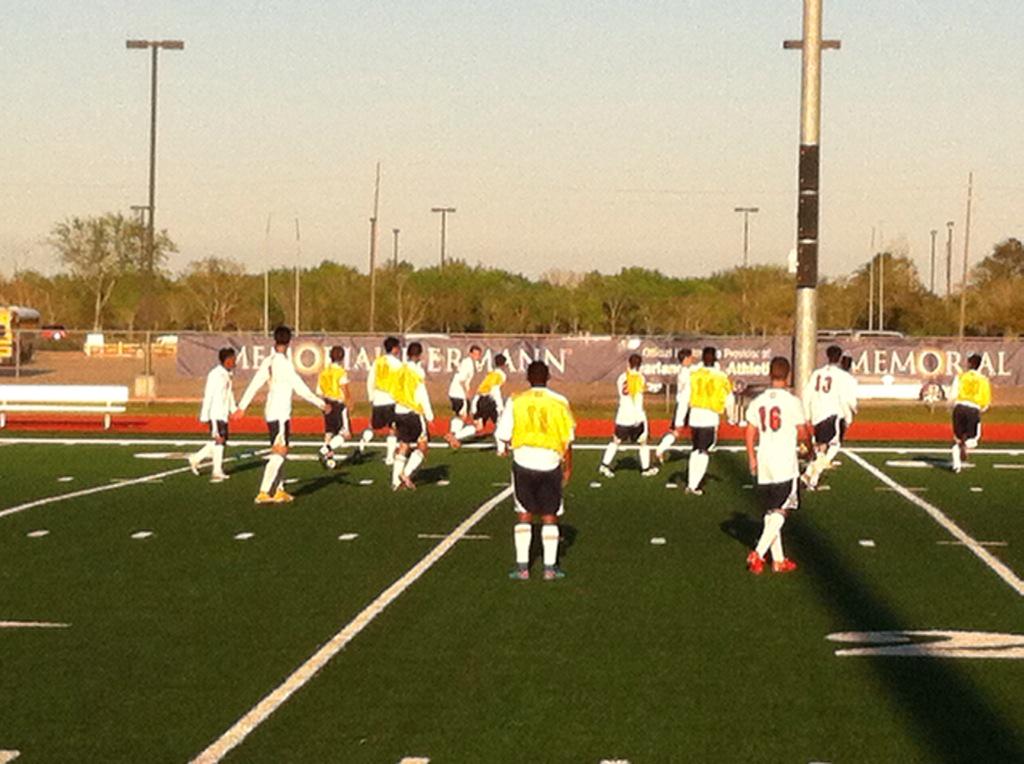 DawsonSoccer's tweet photo. Boys ⚽️⚽️warming up #GoEagles http://t.co/zZt3xBK2Cv