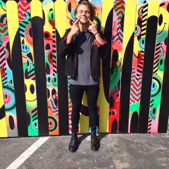 CourtneyIrwin_'s tweet image. #KCA #vote5sos #LoopOff5SOS