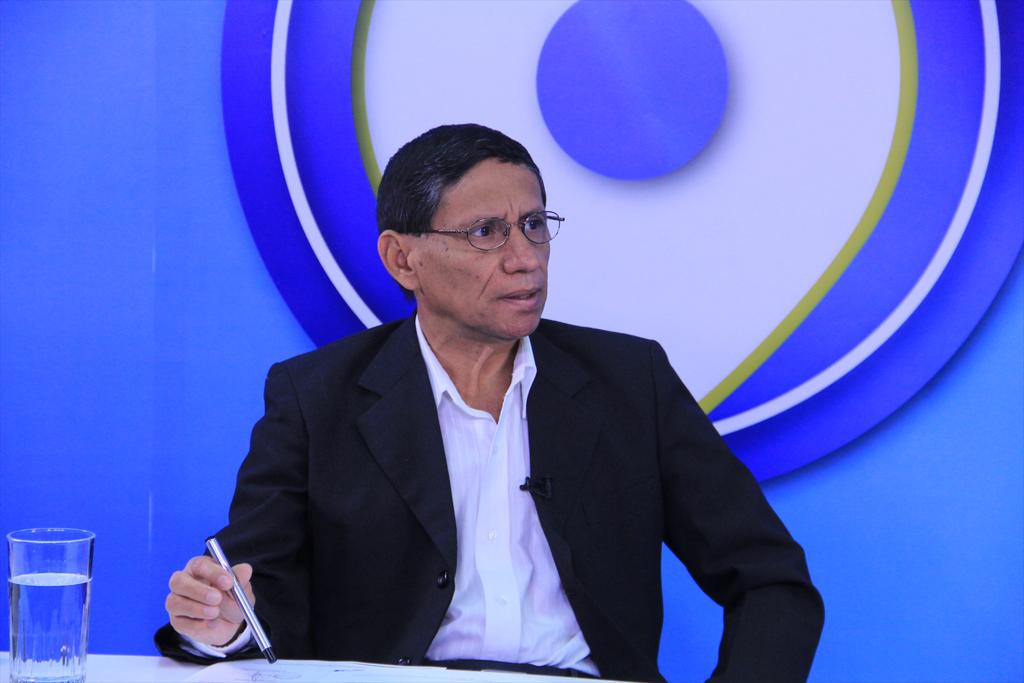 AsambleaSV's tweet photo. #CurulPeriodistico #JulioGrande: "Antes los estudios universitarios eran de difícil acceso ahora hay más oportunidad" http://t.co/d5C5oBCR9a