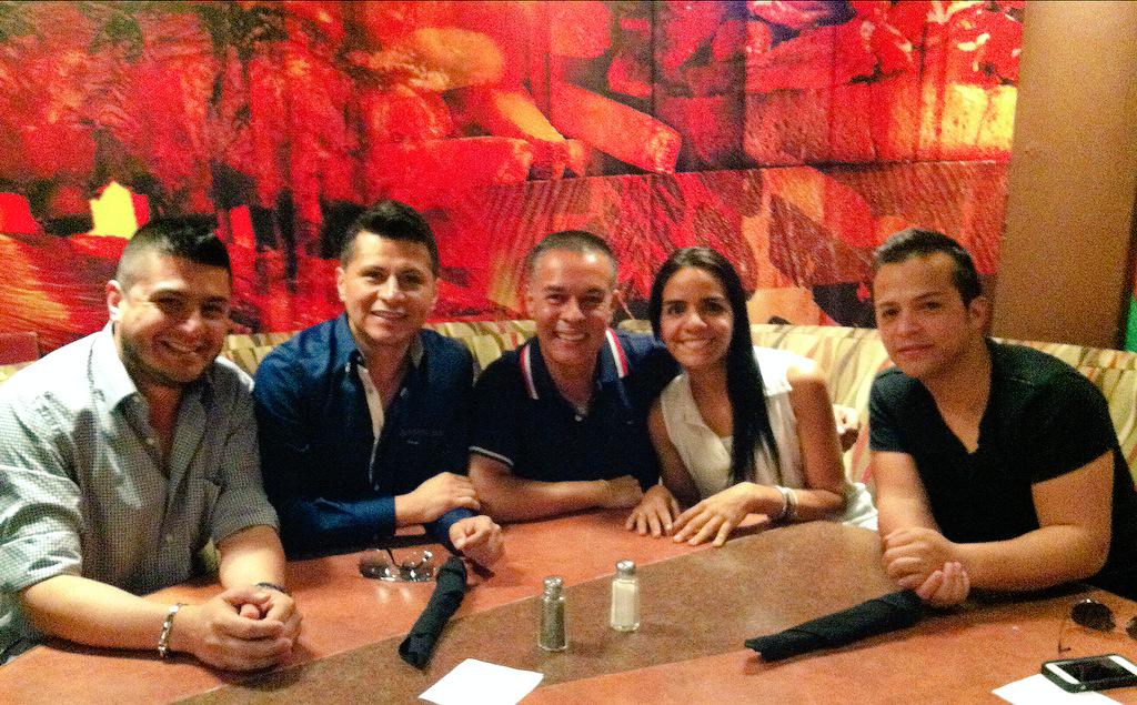 charlie_cardona's tweet photo. #ConMisQueridos #Julito #Sarli #Leo y #ClaudioCesar #Disfrutando #TonyRoma's #SanSalvador #GAD!!! http://t.co/rkNYfCP7Gz