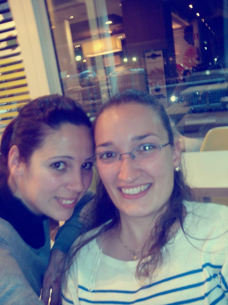 eli29th's tweet photo. Despues de tanto tiempo esperando nuestro mcflurry,llego el momento,q buen rato hemos echado juntas @OkiMary . http://t.co/Pyr2QnFySL