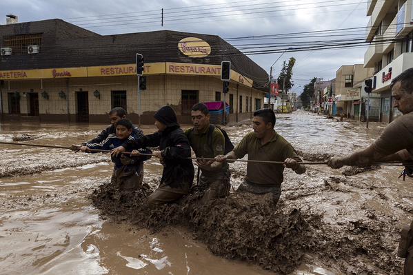 FresiaSalvo's tweet photo. #FuerzaNortedeChile @Carabdechile Que pena que recibán tanto maltrato y son primeros en ayudar cuando hay tragedias!! http://t.co/6amb8Nzbvu