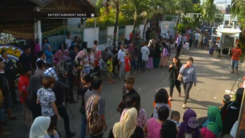 Penggemar dan warga saat ini sedang menunggu kedatangan jenazah Alm. Olga Syahputra. #RIPOlgaSyahputra #ENEWS