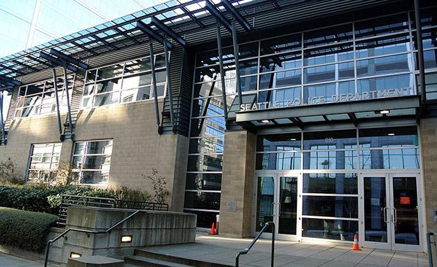 engadget's tweet photo. Police stations are becoming common Craigslist meetup locations http://t.co/qxAaF2WPh4 http://t.co/4J4IrKuKkG