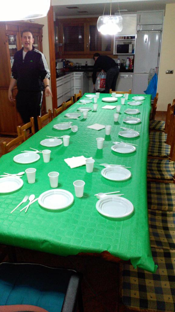 Cristalhero666's tweet photo. Cenita de misters con claro sabor verdiblanco #EscuelaDeFutbol @CDPradejon #VamosVerdes http://t.co/NoL2WJXUDr
