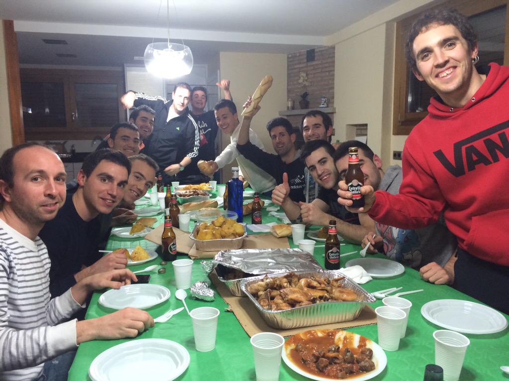 Cristalhero666's tweet photo. Cenita de misters con claro sabor verdiblanco #EscuelaDeFutbol @CDPradejon #VamosVerdes http://t.co/NoL2WJXUDr
