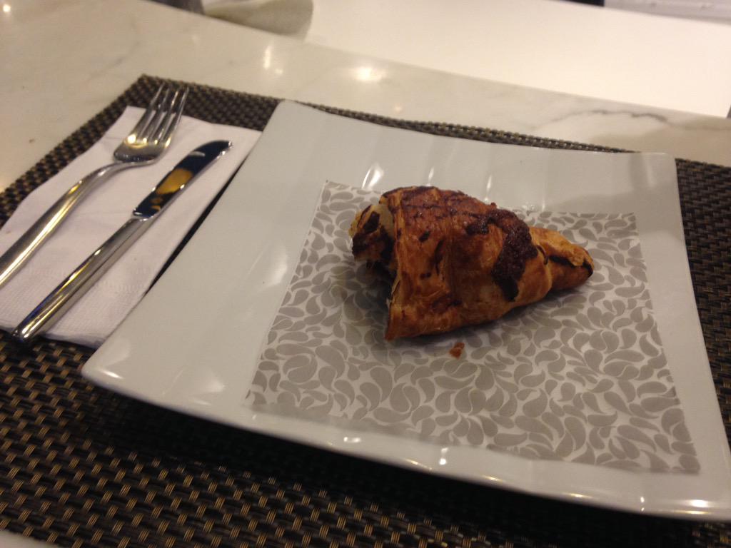 Dianani20h's tweet photo. #Descubrimiento El mejor croissant de chocolate es de @xuecafe #Recomendado #Bravo http://t.co/EBlesnMNHi