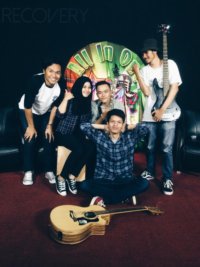 Recovery_ofc's tweet photo. Gaya2an dlu deh sesudah kita perform 😊 @allinone_PTv http://t.co/fnxBXqkj1T
