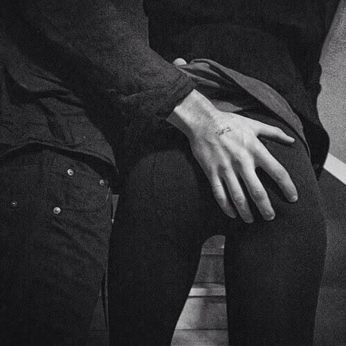 iadorewomen_'s tweet photo. How to hug your girl: http://t.co/t5l4cYToH1