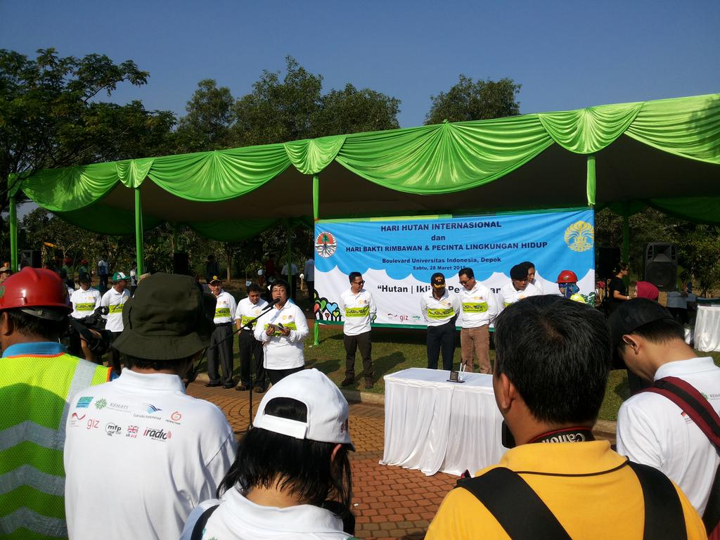 SoslingFMIPAUI's tweet photo. Penanaman 1000 Pohon dalam rangka Hari Hutan Internasional di Boulevard UI :) http://t.co/aZL9d8kGyS
