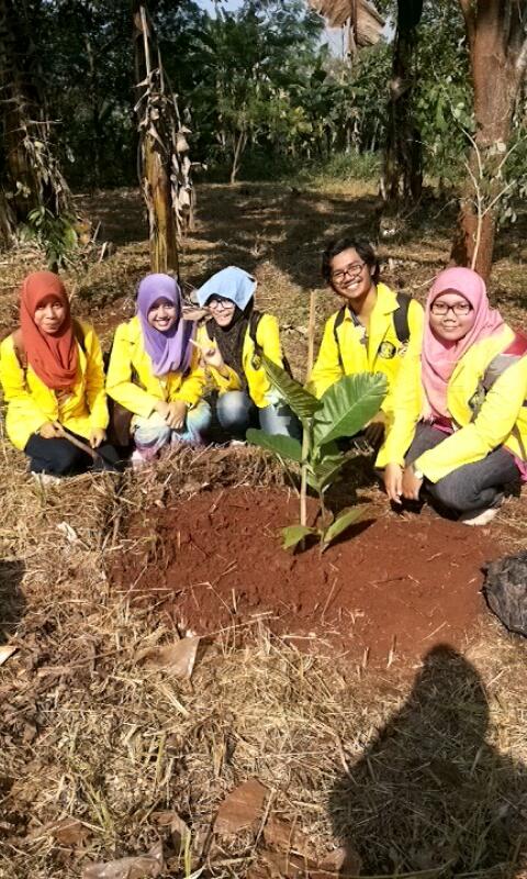 SoslingFMIPAUI's tweet photo. Penanaman 1000 Pohon dalam rangka Hari Hutan Internasional di Boulevard UI :) http://t.co/aZL9d8kGyS